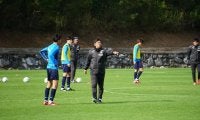 【毎日レポート! 川崎F沖縄合宿】10対11のフォーメーション練習で飛んだ鬼木監督の「エラーが出るのは仕方ない。思い切ってやろう」の声！ サイドを変えられた時にどう対応すべきか、新加入選手とともにトライ＆エラー