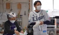 西武・源田、長男の誕生で生まれた自覚　“パパ目線”で社会貢献…子ども食堂を訪問