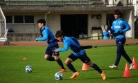 【毎日レポート! 川崎F沖縄合宿】鬼木監督が「外す練習」と直々指導！ 小林悠と橘田健人をお手本に、6選手が練習試合を受けてのトレーニング