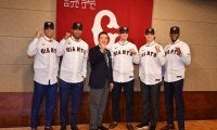 巨人新助っ人が「国際弁護士みたい」　知的雰囲気で魅了の入団会見「俳優にいそう」