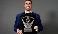 【MLB】肩出しドレスのモデル妻が「息を飲む美しさ」　CY賞右腕と“ばっちり正装”で受賞式