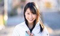 お構いなしの豪快足上げ「暴れ倒したい」　スカートふわり…童顔女優の投球集が「すげぇ」