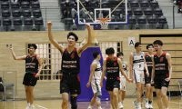 準決勝、決勝ともに好スタートを切った東山が近畿新人大会の頂点に