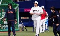 大谷翔平、グラウンド登場で大歓声　選手とじゃれる茶目っけ…ファン一斉スマホ撮影