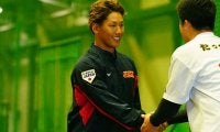 吉田正尚、メジャー組“最後の合流”　大谷翔平とガッチリ握手、岡本和真と談笑