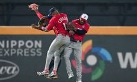 あわや大惨事の「とんでもないキャッチ」　敵将唖然…悲鳴起きたWBC“奇跡の美技”