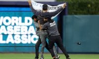 WBC準決勝で2度目の観客乱入　グラウンド走り回るも転倒、取り押さえられる