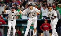 【WBC】吉田正尚の同点3ランに大谷翔平らが歓喜爆発　侍ジャパンの手荒い祝福に吉田はニコリ