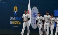 大谷翔平、国旗掲げて先頭で堂々登場　早くも大歓声…決勝の特別演出が「かっこいい」