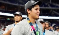 大谷翔平、歓喜のシャンパンで“年下から一斉洗礼”　カメラマンにも無邪気に“攻撃”
