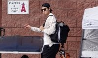 【MLB】大谷翔平、サングラス姿でエ軍帰還　ファン声援に右手で応える、キャンプ休養日も調整