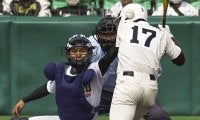 頭部死球も“志願の続投”　甲子園騒然も…フェイスガードは「すごく大きい」