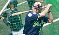 ヤクルト守備陣を支える名ノッカーたち　村上宗隆のひと言で森岡コーチは「スイッチノッカー」を目指す