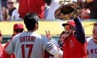 【MLB】なぜHRの大谷翔平にバスケの麦わら帽子？　顔埋もれる…同僚明かす“新儀式”の真相