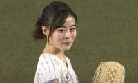 人気女優のダイナミック投球が「世界一かわいい」　豪快足上げに「150キロ出そう」