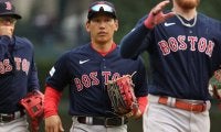 【MLB】大男の間にスッポリ…吉田正尚の“ハグ”にファン悶絶「かわいい」「これ最高」
