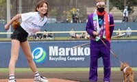 ショーパン姿で「届かなかったの悔しい」　写真集発売控え…愛犬連れ“珍”始球式