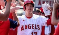 【MLB】大谷翔平、最優秀DH賞の表彰式に参加　トロフィーを手に笑顔、昨季34HR＆95打点