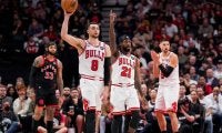 ブルズがヒートとの第8シード決定戦へ…ラプターズはフリースロー不調が響く