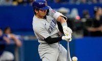 【MLB】鈴木誠也、メジャー復帰戦でいきなり特大1号　自ら“祝砲ソロ”に満面の笑み…ベンチ歓喜