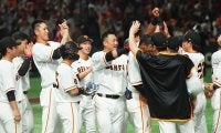 中田翔の逆転サヨナラ弾で巨人4位浮上　栗林からの“確信弾”にバット投げ雄叫び