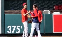 【MLB】大谷翔平＆ヌートバーが再会　世界一から1か月半…ダッシュで駆け寄り談笑