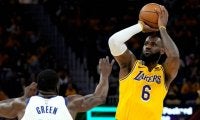 レブロンが25得点も実らず、レイカーズのファイナル進出は第6戦へ持ち越し…八村は4得点