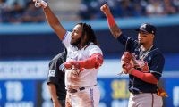 【MLB】体重111キロの巨体が“空中ダイブ”　ド迫力…ドレッドヘア振り乱し「地面が揺れた」