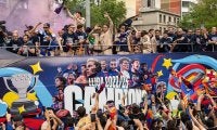 男女アベック優勝のバルセロナ、両監督が健闘称えパレードはファンで埋め尽くされたお祭り騒ぎ　