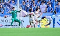 「井上のプレーは漫画だよ」川崎を相手に横浜FCの25歳が決めた巧みなボレー弾に「出来すぎたシュート」と称賛続々！ J1初ゴールに、「アメイジングなシュート！」の声