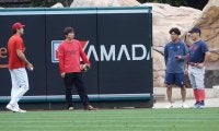 【MLB】大谷翔平が吉田正尚と2日連続の談笑　コーラ監督と握手も…他球団とも積極交流