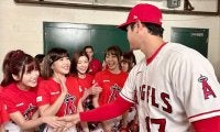 【MLB】美女に囲まれた大谷翔平の“見えない気遣い”　30cm超身長差も…顔の大きさ変わらぬ衝撃