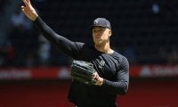【MLB】言うこと聞かぬ“愛しの存在”に「なぜだ？」　デレデレするジャッジが「可愛すぎ」