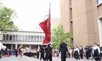 史上初の新歓パレード！　心を一つに『紺碧の空』、校歌を斉唱
