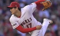 2桁奪三振に盗塁も成功！ 大谷翔平のライアン級の“歴史的プレー”に米興奮「ピッチャーが投げた試合で盗塁だって？」