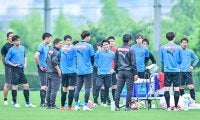 ダッシュにリフティングも！ 田中碧が川崎の練習に突如姿を現して、順調な回復ぶりを見せる……ファンサではハートポーズも披露