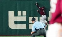 打者あ然…異次元の“飛翔捕球”が「天才」　メジャー級長打阻止「アロサレーナ並み」