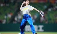 女優・堀田真由が始球式に登場　オーバースローの豪快フォームにファンくぎ付け