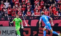 浦和vs川崎戦で2つのゴールを生んだGKのミス【「スイーパー・キーパー」の功とリスク】(1)