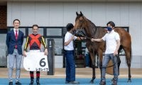 【函館5R新馬戦結果】牝馬のレガレイラが鋭く差し切りV 白毛のカルパは3着