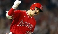 大谷翔平が3試合連続の今季35号同点2ラン！二刀流の“バット投げ”に米識者は「彼の中で最高のベストフリップだ！」