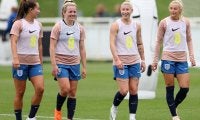 女子W杯優勝候補・イングランドはオフもきっちり！コアラ抱く姿やカンガルーと戯れる様子を公開