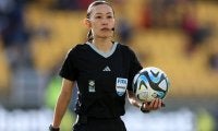 すでに2試合主審を務めた山下良美主審がドイツvsコロンビアの第4審にアテンド