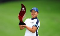 鈴木愛が2年ぶりのツアー18勝目 3打差2位に桑木志帆