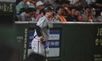 打席に立たず虎を“威圧”　自力V消滅でも…巨人・坂本勇人が示した「独特の存在感」