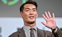 「胸熱なメンバー」「日焼けが物語ってる」槙野智章氏が監督としてレッズランドで阿部勇樹コーチらと遭遇！ その記念写真が「懐かしい顔ぶれ」と話題に