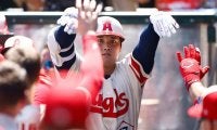 【MLB】大谷翔平、二刀流弾でまた水原通訳が“兜パフォ”　44号先制2ランも…2回に緊急降板