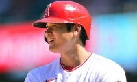 【MLB】大谷翔平、塁上で敵選手と“ギュッ”　どこに行っても人気者「話したいんだね」