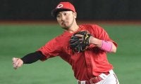 広島・菊池が大ファインプレー　打球が投手のグラブ弾くも、超絶反応でピンチ救う