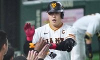 巨人・岡本和真が8月度「JERAセ・リーグAWARD」大賞　月間12HR…衝撃の1試合3発も